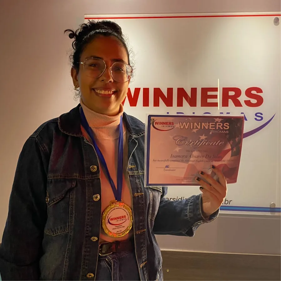 Aluna da Winners Idiomas com certificado de conclusão