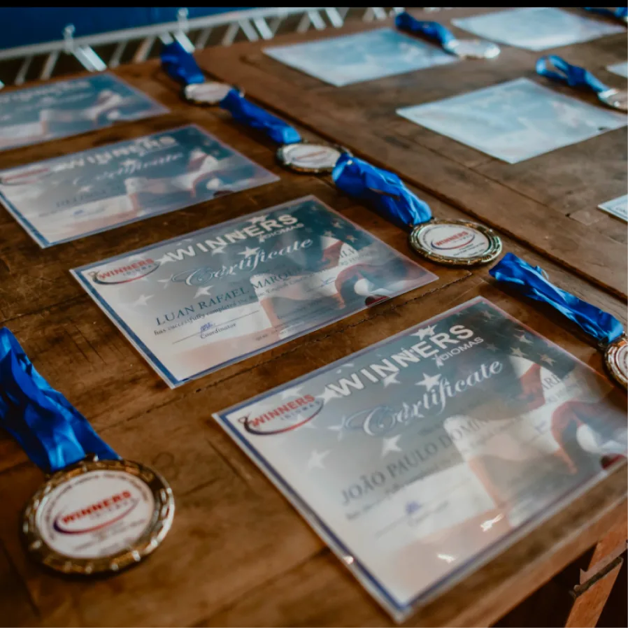 Certificados e medalhas de conclusão de curso da Winners Idiomas