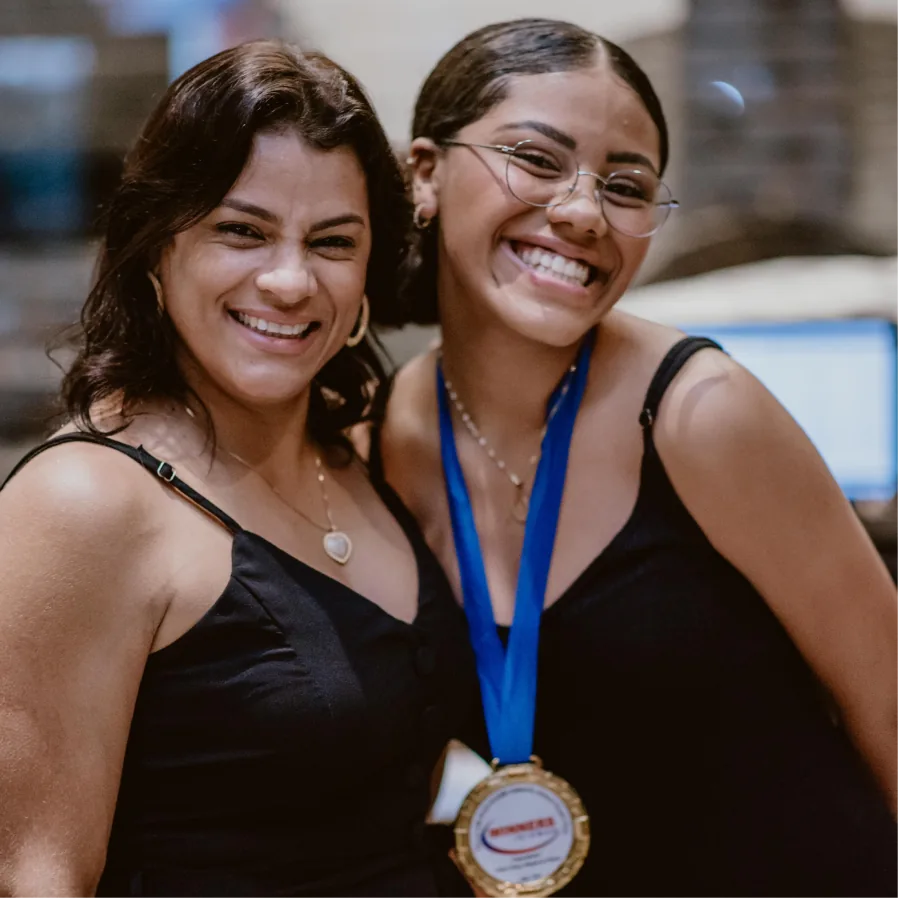 Alunas da Winners Idiomas comemorando conclusão do curso