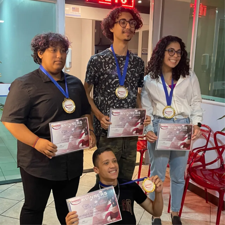 Alunos da Winners Idiomas com certificados de conclusão