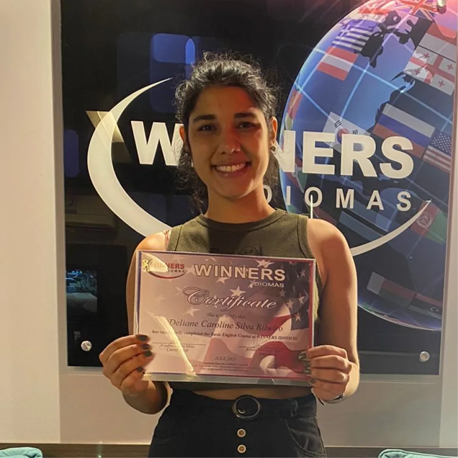 Aluna da Winners Idiomas com certificado de conclusão