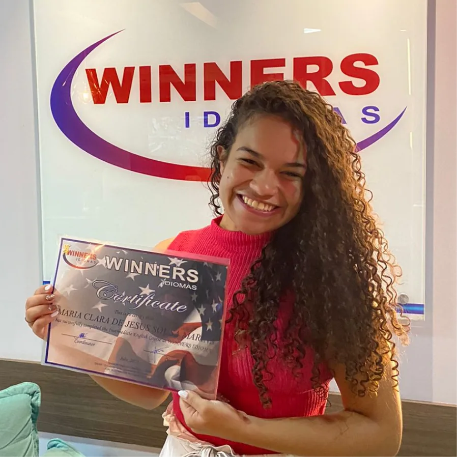 Aluna da Winners Idiomas com certificado de conclusão