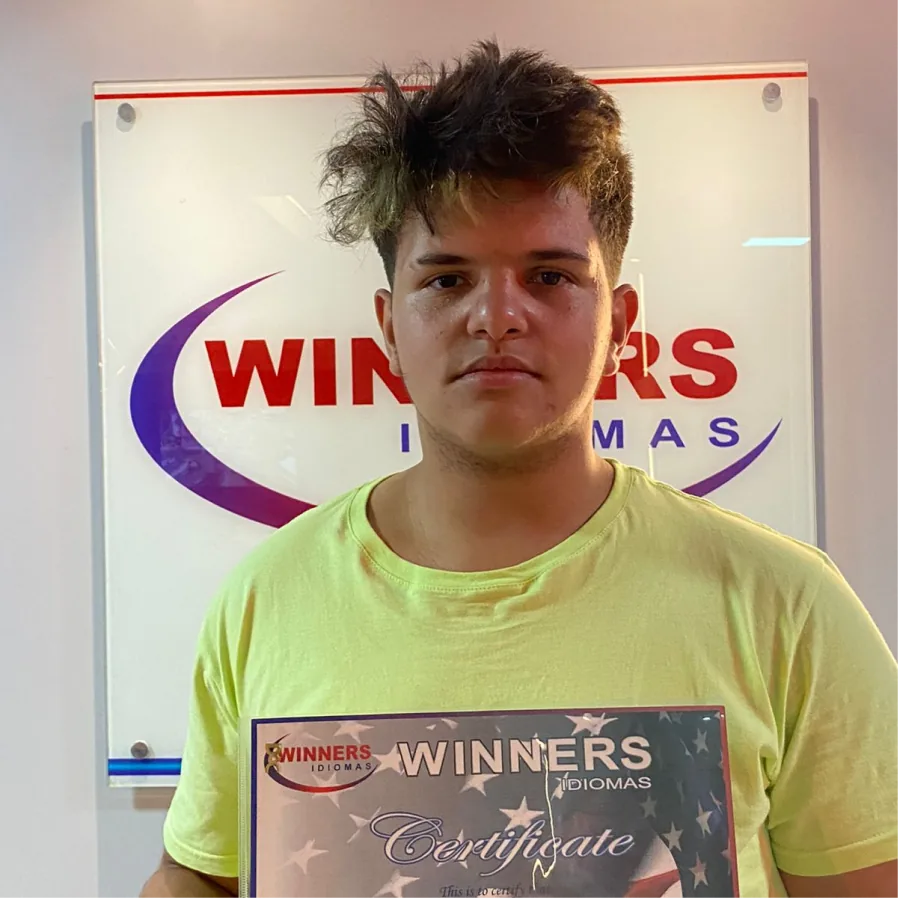 Aluno da Winners Idiomas com certificado de conclusão
