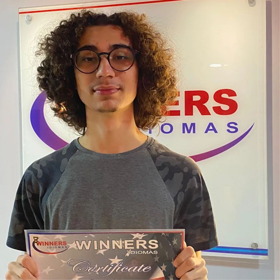Aluno da Winners Idiomas com certificado de conclusão