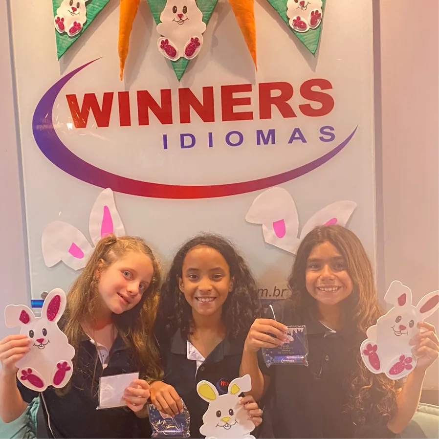 Alunas da Winners Idiomas em atividade na unidade